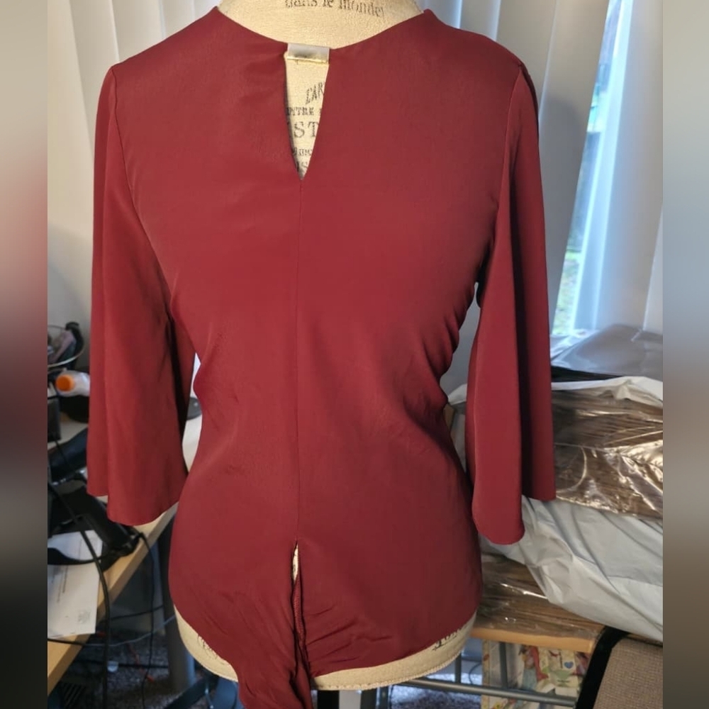 Knot-Front Keyhole Blouse in Burgundy - Picture 5 of 8